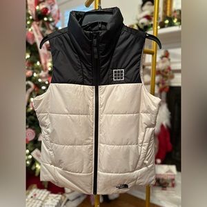 North Face Black & White Puffer Jacket! 🎉❤️